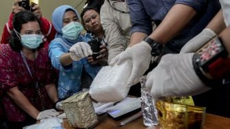 Bareskrim Polri dan Bea Cukai merilis barang bukti narkotika golongan I jenis sabu seberat 1,6 ton, hasil pengungkapan di perairan Kepulauan Riau, di Jakarta, Selasa (27/2). 