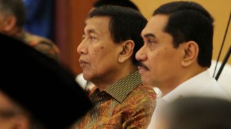 Kepala Badan Nasional Penanggulangan Terorisme (BNPT) Suhardi Alius dan Menkopolhukam Wiranto dalam acara Silaturahmi Kebangsaan NKRI yang mempertemukan mantan narapidana terorisme dengan puluhan korban aksi teror, di Jakarta, Rabu (28/2/2018). [Suara.com/Oke Atmaja]