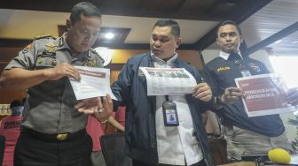 Direktur Cyber Crime Mabes Polri Brigjen (Pol) Fadil Imran bersama sejawatnya saat menunjukkan enam anggota The Family Muslim Cyber Army (MCA) penyebar ujaran kebencian dan konten SARA yang ditangkap, di Bareskrim Polri, Jakarta, Rabu (28/2/2018). [Suara.com/Kurniawan Mas'ud]