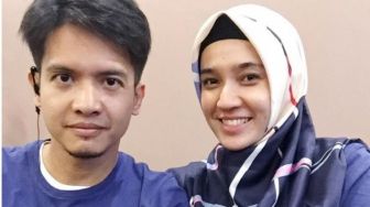 10 Hari Terakhir Ramadan, Dhini Aminarti Iktikaf di Masjid Bareng Suami