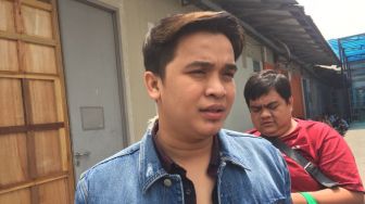 Kriss Hatta Isyaratkan Billy Syahputra Kumpul Kebo dengan Hilda