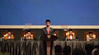 Presiden Joko Widodo memberikan sambutan ketika menghadiri laporan tahunan Mahkamah Agung di Jakarta Convention Center, Jakarta, Kamis (1/3).