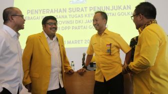 Dewan Pimpinan Pusat Partai Golkar menyerahkan SK Plt DPD Partai Golkar DKI Jakarta kepada Agus Gumiwang Kartasasmita , di kantor DPD Partai Golkar DKI Jakarta, kamis (1/3).