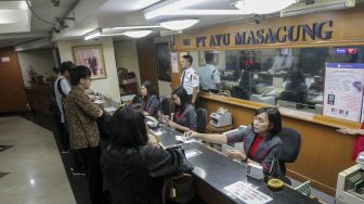 Suasana gerai penukaran uang di Jakarta, Kamis (1/3). 