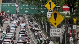 Sejumlah kendaraan melaju di jalur bus Transjakarta di Jalan Arteri Pondok Indah, Jakarta, Jumat (2/3).