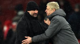 Manajer Arsenal Arsene Wenger (kanan) menyalami manajer Man City Josep Guardiola usai pertandingan [AFP]