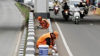 Pengecatan Trotoar Pembatas Jalan