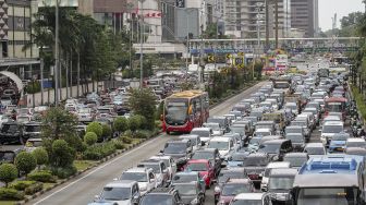 Deretan kendaraan yang terjebak macet di ruas Jalan Sudirman, Jakarta, Jumat (2/3).