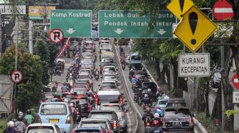 Sejumlah kendaraan melaju di jalur bus Transjakarta di Jalan Arteri Pondok Indah, Jakarta, Jumat (2/3).