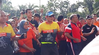 Sandiaga Joget Bareng Emak-Emak di Kantor Wali Kota Jaktim