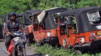 Bangkai bajaj oranye di kawasan Cideng, Jakarta, Jumat (2/3). 