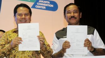 Presiden Direktur PT Mobil Anak Bangsa (MAB) Mayjen TNI (Purn) Leonard, PH Executive Managaer Kantor Cabang Utama Bandara Soekarno-Hatta Agus Hariyadi, pendiri MAB Jenderal TNI (Purn) Moeldoko, Direktur Utama PT Angkasa Pura II (Persero) M Awaluddin, Komisaris PT MAB Stephen Sulistyo dan Direktur Teknik PT MAB Bambang Tri Sasongko menghadiri acara penandatangan perjanjian kerja sama di Jakarta, Sabtu (3/3). 