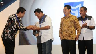 Presiden Direktur PT Mobil Anak Bangsa (MAB) Mayjen TNI (Purn) Leonard, PH Executive Managaer Kantor Cabang Utama Bandara Soekarno-Hatta Agus Hariyadi, pendiri MAB Jenderal TNI (Purn) Moeldoko, Direktur Utama PT Angkasa Pura II (Persero) M Awaluddin, Komisaris PT MAB Stephen Sulistyo dan Direktur Teknik PT MAB Bambang Tri Sasongko menghadiri acara penandatangan perjanjian kerja sama di Jakarta, Sabtu (3/3). 