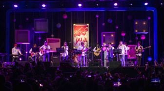 Penampilan Elek Yo Band beraksi bersama Endah N Rhesa saat beraksi dalam Jakarta International BNI Java Jazz Festival 2018 di JIExpo Kemayoran, Jakarta, Jumat (2/3).