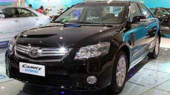 Toyota Camry Hybrid Kembali Dirakit di India