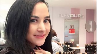 Gaya Cynthiara Alona Bersama Mobil Mewah, Outfitnya Cocok Juga Nih!