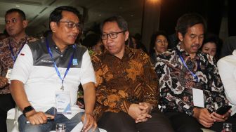 Presiden Direktur PT Mobil Anak Bangsa (MAB) Mayjen TNI (Purn) Leonard, PH Executive Managaer Kantor Cabang Utama Bandara Soekarno-Hatta Agus Hariyadi, pendiri MAB Jenderal TNI (Purn) Moeldoko, Direktur Utama PT Angkasa Pura II (Persero) M Awaluddin, Komisaris PT MAB Stephen Sulistyo dan Direktur Teknik PT MAB Bambang Tri Sasongko menghadiri acara penandatangan perjanjian kerja sama di Jakarta, Sabtu (3/3). 