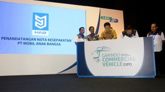 Presiden Direktur PT Mobil Anak Bangsa (MAB) Mayjen TNI (Purn) Leonard, PH Executive Managaer Kantor Cabang Utama Bandara Soekarno-Hatta Agus Hariyadi, pendiri MAB Jenderal TNI (Purn) Moeldoko, Direktur Utama PT Angkasa Pura II (Persero) M Awaluddin, Komisaris PT MAB Stephen Sulistyo dan Direktur Teknik PT MAB Bambang Tri Sasongko menghadiri acara penandatangan perjanjian kerja sama di Jakarta, Sabtu (3/3). 