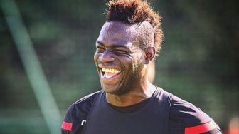Jahil, Mario Balotelli Perintahkan Seorang Pria Terjun ke Laut Pakai Vespa