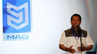 Presiden Direktur PT Mobil Anak Bangsa (MAB) Mayjen TNI (Purn) Leonard, PH Executive Managaer Kantor Cabang Utama Bandara Soekarno-Hatta Agus Hariyadi, pendiri MAB Jenderal TNI (Purn) Moeldoko, Direktur Utama PT Angkasa Pura II (Persero) M Awaluddin, Komisaris PT MAB Stephen Sulistyo dan Direktur Teknik PT MAB Bambang Tri Sasongko menghadiri acara penandatangan perjanjian kerja sama di Jakarta, Sabtu (3/3). 
