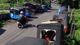 Bangkai bajaj oranye di kawasan Cideng, Jakarta, Jumat (2/3). 