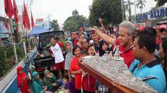 PILKADA 2018 : Sambangi CFD Tegal, Ganjar Ngevlog Bareng Perajin Barang Bekas