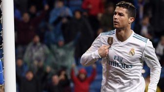 Striker Real Madrid, Cristiano Ronaldo, merayakan golnya ke gawang Getafe dalam lanjutan La Liga di Santiago Bernabeu, Sabtu (3/3/2018). [AFP/Pierre-Philippe Marcou]