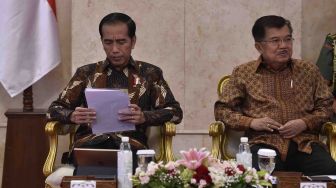 Presiden Joko Widodo (kiri) didampingi Wakil Presiden Jusuf Kalla (kanan) memimpin Sidang Kabinet Paripurna di Istana Negara, Jakarta, Senin (5/3). 