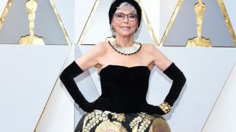 Aktris Ini Tak Malu Kenakan Gaun Vintage di Oscar 2018