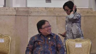 Menteri Keuangan Sri Mulyani (kanan) dan Menteri PPN / Kepala Bappenas Bambang Brodjonegoro (kiri) bersiap mengikuti Sidang Kabinet Paripurna di Istana Negara, Jakarta, Senin (5/3). 