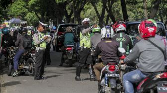 Polisi Tilang Sebanyak 22.281 Pelanggar Kendaraan Roda Dua Karena Tak Gunakan Helm Standar