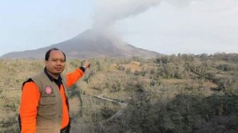 Nonton Gunung Meletus dan 4 Cuitan Sutopo Purwo Nugroho yang Inspiratif