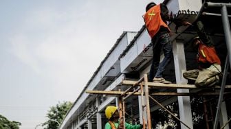  Pembangunan halte Transjakarta, BNN di Kawasan Cawang, Jakarta, Senin (5/3).