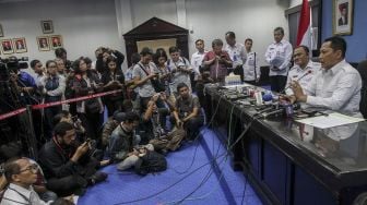 Kepala Badan Narkotika Nasional (BNN) Irjen Pol Heru Winarko bersama mantan Kepala BNN Komjen Pol Budi Waseso dalam acara kenal pamit Kepala BNN di Kantor BNN, Cawang, Jakarta, Senin (5/3). 