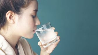 7 Manfaat Minum Air Putih, Jaga Stamina hingga Menurunkan Berat Badan