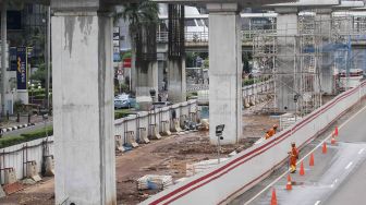 Proyek pembangunan Light Rail Transit (LRT) di kawasan Kuningan, Jakarta, Senin (5/3).