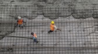 Pekerja melakukan pengecoran proyek underpass Kuningan-Mampang, di Jalan HR Rasuna Said, Jakarta, Selasa (6/3/2018) [Suara.com/Kurniawan Mas'ud]