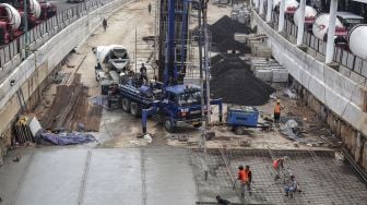 Pekerja melakukan pengecoran proyek underpass Kuningan-Mampang, di Jalan HR Rasuna Said, Jakarta, Selasa (6/3/2018) [Suara.com/Kurniawan Mas'ud]