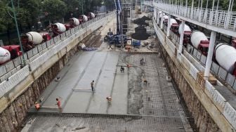 Pekerja melakukan pengecoran proyek underpass Kuningan-Mampang, di Jalan HR Rasuna Said, Jakarta, Selasa (6/3/2018) [Suara.com/Kurniawan Mas'ud]