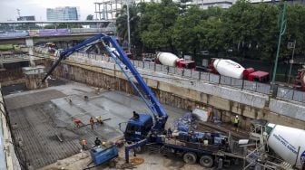 Pekerja melakukan pengecoran proyek underpass Kuningan-Mampang, di Jalan HR Rasuna Said, Jakarta, Selasa (6/3/2018) [Suara.com/Kurniawan Mas'ud]