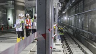 Presiden Joko Widodo meninjau proyek pembangunan Mass Rapid Transit (MRT) di kawasan Bundaran HI, Jakarta, Rabu (7/3). 