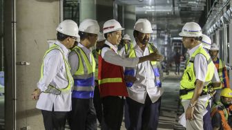 Presiden Joko Widodo meninjau proyek pembangunan Mass Rapid Transit (MRT) di kawasan Bundaran HI, Jakarta, Rabu (7/3). 