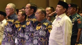 Presiden Joko Widodo (tengah) didampingi Menko Perekonomian Darmin Nasution (kedua kanan), Menteri Perdagangan Enggartiasto Lukita (kiri), Ketua Umum Himpunan Pengusaha Muda Indonesia (HIPMI) Bahlil Lahadalia (kedua kiri) dan Gubernur Banten Wahidin Halim (kanan) menghadiri Pembukaan Sidang Dewan Pleno II dan Rapat Pimpinan Nasional HIPMI Tahun 2018 di Tangerang, Banten, Rabu (7/3).