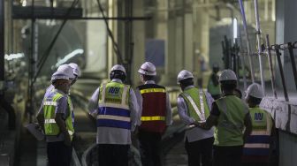 Presiden Joko Widodo meninjau proyek pembangunan Mass Rapid Transit (MRT) di kawasan Bundaran HI, Jakarta, Rabu (7/3). 