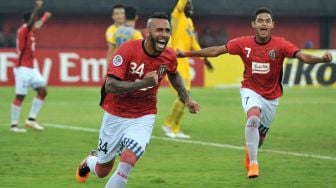 Pesepak bola Bali United Demerson Bruno Costa (tengah) meluapkan kegembiraannya setelah berhasil membobol gawang FLC Thanh Hoa, Vietnam dalam pertandingan Grup G Piala AFC 2018 di Stadion I Wayan Dipta, Gianyar, Bali, Rabu (7/3).