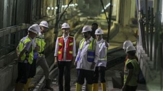 Presiden Joko Widodo meninjau proyek pembangunan Mass Rapid Transit (MRT) di kawasan Bundaran HI, Jakarta, Rabu (7/3). 