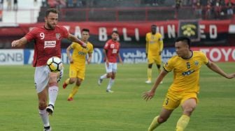 Pesepak bola Bali United Ilija Spasojevic (kiri) berusaha melewati pesepak bola FLC Thanh Hoa, Vietnam Nguyen Minh Tung (kanan) dalam pertandingan Grup G Piala AFC 2018 di Stadion I Wayan Dipta, Gianyar, Bali, Rabu (7/3).