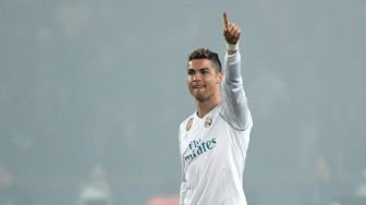 Bintang Real Madrid Cristiano Ronaldo merayakan golnya ke gawang Paris St Germain. CHRISTOPHE SIMON / AFP