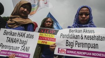 Aksi Parade Juang Perempuan Indonesia di depan Istana Merdeka, Jakarta, Kamis (8/3). 