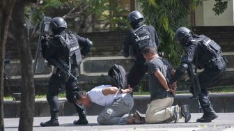 Polisi antiteror menangkap anggota teroris dalam simulasi penanggulangan teror di Pelabuhan Benoa, Bali, Kamis (8/3).